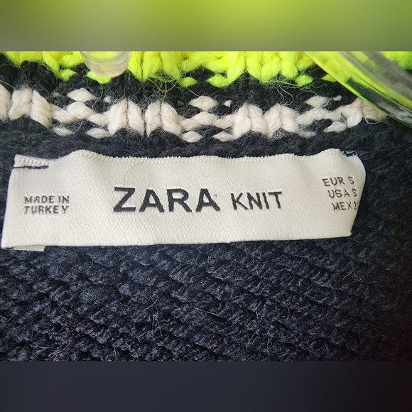 NWOT Women's Zara Black and Green Sweater with Pockets and Buttons Size Small - Picture 3 of 5